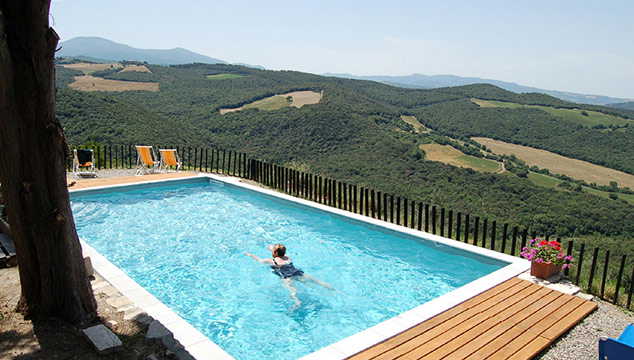 Il piacere di un bagno rinfrescante con vista sulla Valdorcia